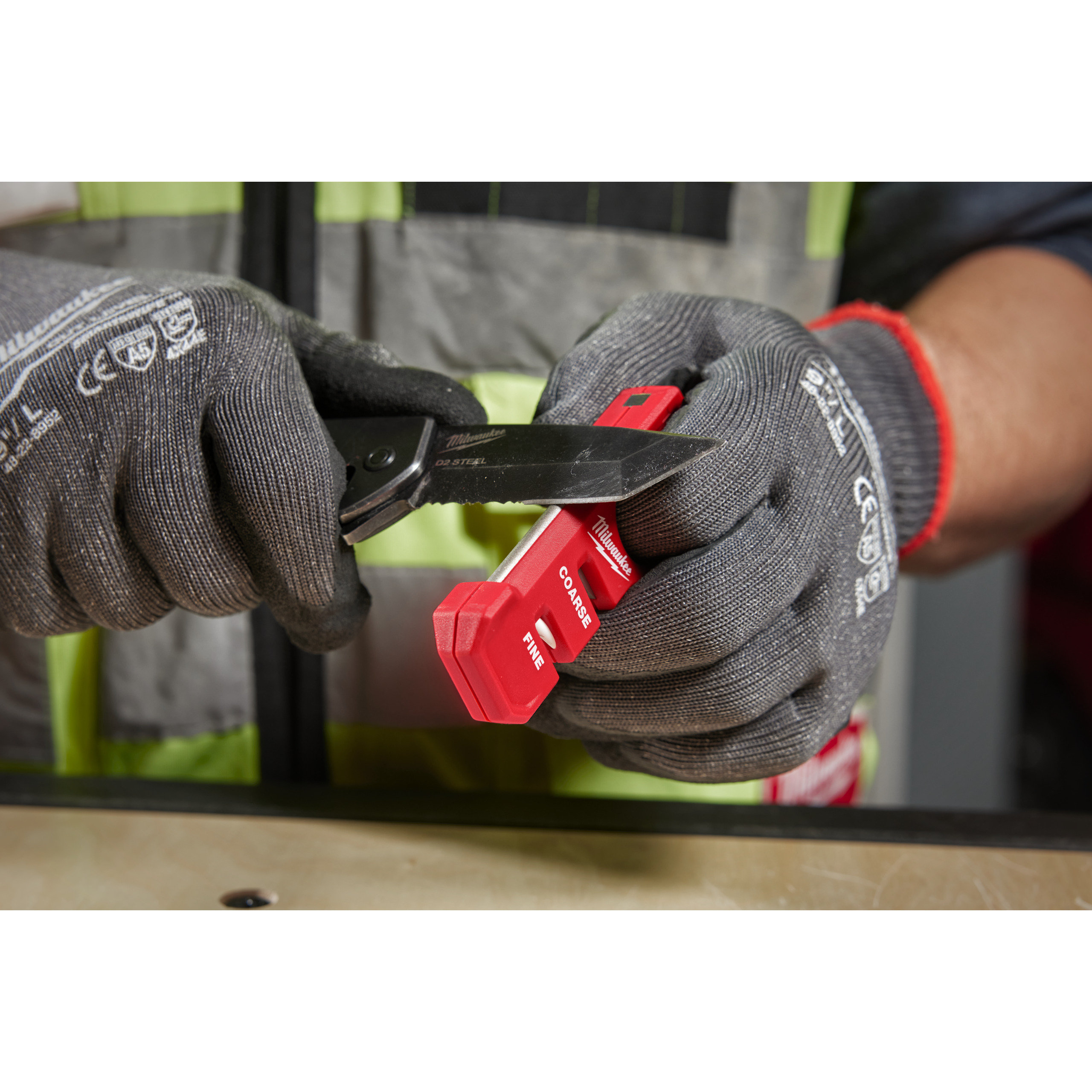 Milwaukee FASTBACK™ Universal-Klappmesser mit Klingenaufbewahrung